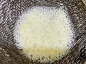 做好的蛋挞液过筛1到2次更为细腻哦