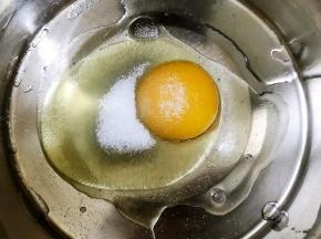 盆里打入一个鸡蛋，加入细砂糖