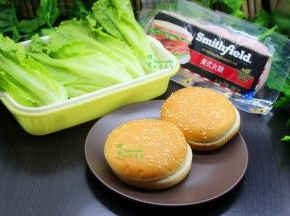 食材：汉堡胚、火腿片、生菜、沙拉
