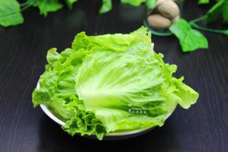 挑选新嫩的生菜洗净，沥干水