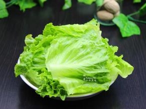 挑选新嫩的生菜洗净，沥干水