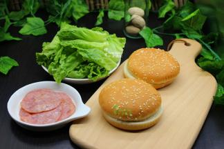 汉堡胚准备好、火腿也煎好了，生菜、沙拉酱全部食材准备好。