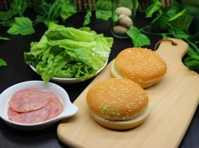 汉堡胚准备好、火腿也煎好了，生菜、沙拉酱全部食材准备好。