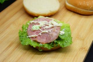 放好生菜之后再挤一些沙拉，放入煎的火腿，顺便挤些沙拉在火腿上。