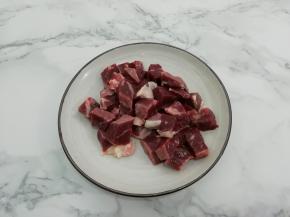 买回来的牛肉洗干净，再用水多冲洗几遍，然后浸泡一会，切成适当的块