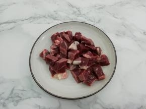 买回来的牛肉洗干净，再用水多冲洗几遍，然后浸泡一会，切成适当的块