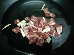 锅里加入水，姜和料酒，再把牛肉放入锅中焯水去血水
