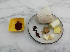 准备芋头，辣味豆瓣酱，葱，姜，蒜，花椒，大料和香叶