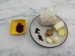 准备芋头，辣味豆瓣酱，葱，姜，蒜，花椒，大料和香叶