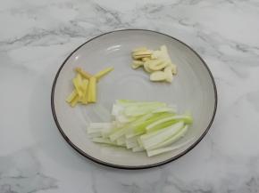 葱和姜切成粗丝，蒜切成片