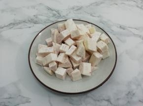 芋头洗干净去皮，切成块