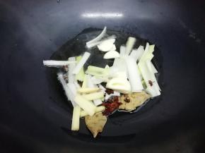 锅中加入适量的油烧到七成热时，把葱，姜蒜，花椒，大料，香叶放入锅中炒香