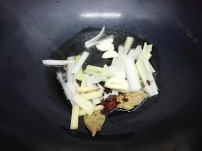 锅中加入适量的油烧到七成热时，把葱，姜蒜，花椒，大料，香叶放入锅中炒香