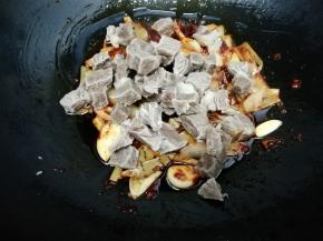 再放入焯好的牛肉块翻炒均匀