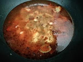 锅中多加一些水，大火烧开，然后转中火煮到牛肉快熟