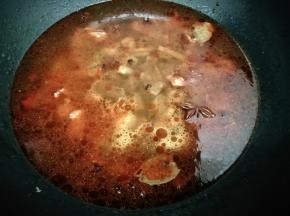 锅中多加一些水，大火烧开，然后转中火煮到牛肉快熟