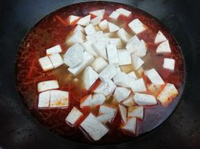 然后把芋头块放入锅中，煮到肉和芋头，全部熟为止，关火出锅