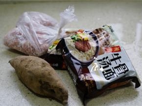备好所用食材，地瓜一个大不没关系，牛骨汤面一份，肉末适量。
