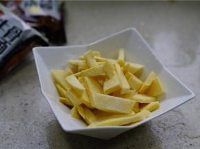 将地瓜去皮切条过水备用。