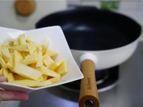 锅里加适量油，将地瓜下锅煸炒出味。