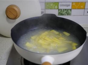 煮至地瓜熟透，轻轻划开地瓜。