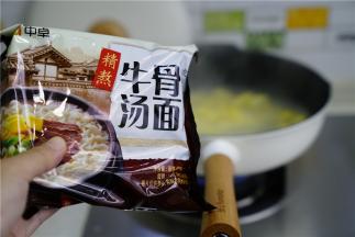 将汤面的汤料包及汤面一并下锅。