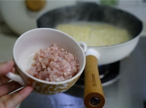 然后将肉末下锅，划散至肉末熟透，汤面入味就可以。