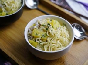 将食材盛碗里，再将汤面里的蔬菜包洒适量在表面点缀就可以。