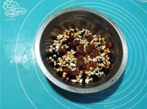 放入容器内，用清水淘洗干净。