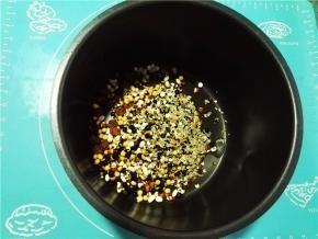 将食材放入电压力锅内胆中