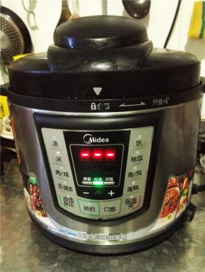 开启电压力锅预约煲粥功能，接下来就是等待了；