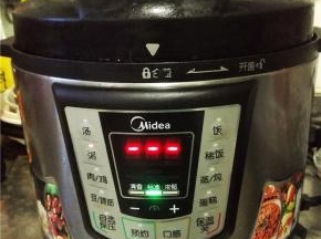 开启电压力锅预约煲粥功能，接下来就是等待了；