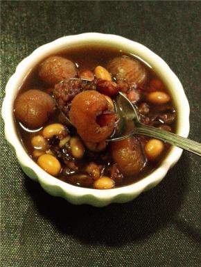 美味营养的桂圆杂粮粥已经熬好了。