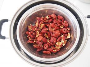 红枣洗净后沥干水分，剥开去核，放入蒸锅蒸约15分钟蒸熟。蒸好的红枣放入破壁机中，加入适量的清水，打成枣泥糊。