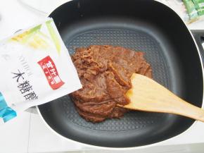 打好的枣泥放入不粘锅中，加入木糖醇，分三次加入玉米油，小火炒成枣泥馅