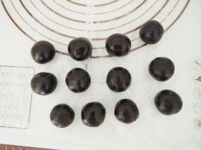 将炒好的枣泥馅晾凉后分成20g一个的小团