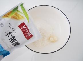 准备水油皮（面粉100g，木糖醇20g，清水45g，蛋液10g，猪油10g），将面粉所有的材料揉成面团。