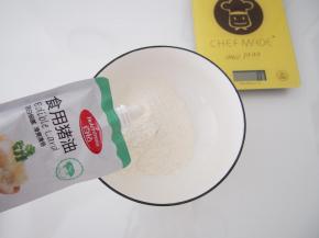 准备油酥（面粉80g，猪油50g），将面粉和猪油混合揉匀。