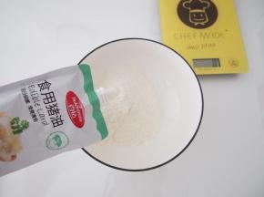 准备油酥（面粉80g，猪油50g），将面粉和猪油混合揉匀。