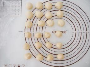 将水油皮和油酥分成等量的12份，盖上保鲜膜静置半小时左右