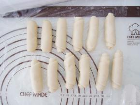 从一端卷起来，将所有的面团都这样卷好