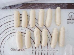 从一端卷起来，将所有的面团都这样卷好