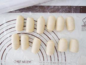 然后横过来，再次擀开成为长条状。从一端卷起来，将所有的面团都卷好备用