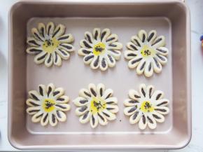 将做好的枣泥酥放入烤盘中摆放整齐。枣泥酥中间点一点蛋黄液，撒上一点黑芝麻装饰。烤箱170度，中层上下火，20分钟左右即可。