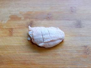 首先处理鸡翅，将鸡翅用刀划两下，如图，依次做完。