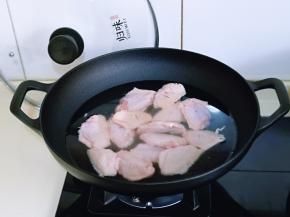 将鸡翅焯水，冷水入锅，大火烧开，煮2分钟，捞出，用温水将鸡翅上的杂质冲洗干净，淋干水分备用。
