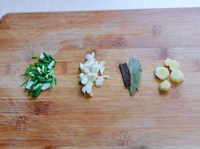 葱姜蒜去皮切碎，准备好香味，桂皮。