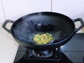 起油锅，加入香料炒出香味儿。