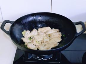 加入鸡翅，小火翻炒。