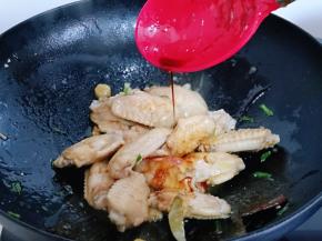再加入生抽，翻炒均匀。